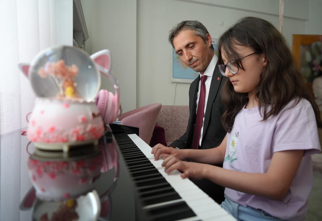 Evde öğrenim gören öğrenciye anlamlı destek: Nursima nın piyano resitaline, İl Milli Eğitim müdürü bağlamasıyla eşlik etti 1