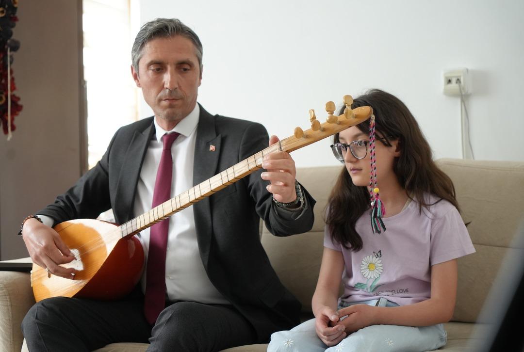Evde öğrenim gören öğrenciye anlamlı destek: Nursima nın piyano resitaline, İl Milli Eğitim müdürü bağlamasıyla eşlik etti 3