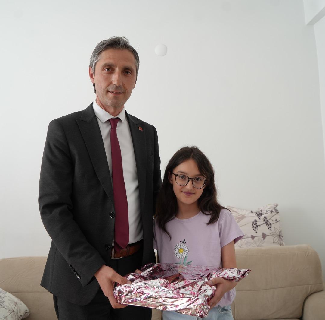 Evde öğrenim gören öğrenciye anlamlı destek: Nursima nın piyano resitaline, İl Milli Eğitim müdürü bağlamasıyla eşlik etti 6