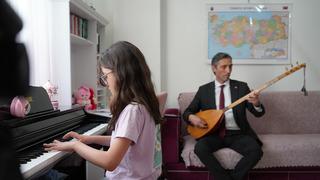 Evde öğrenim gören öğrenciye anlamlı destek: Nursima'nın piyano resitaline, İl Milli Eğitim müdürü bağlamasıyla eşlik etti