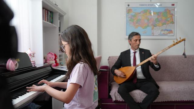 Evde öğrenim gören öğrenciye anlamlı destek: Nursima'nın piyano resitaline, İl Milli Eğitim müdürü bağlamasıyla eşlik etti