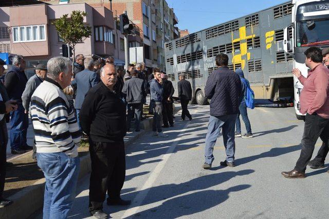 TIR'ın altında kalan motosiklet sürücüsü öldü