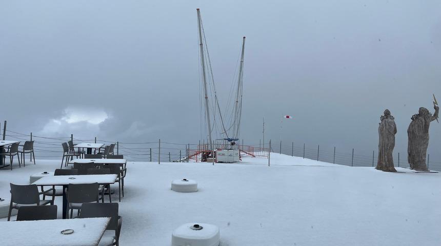 Antalya'da sürpriz kar yağışı