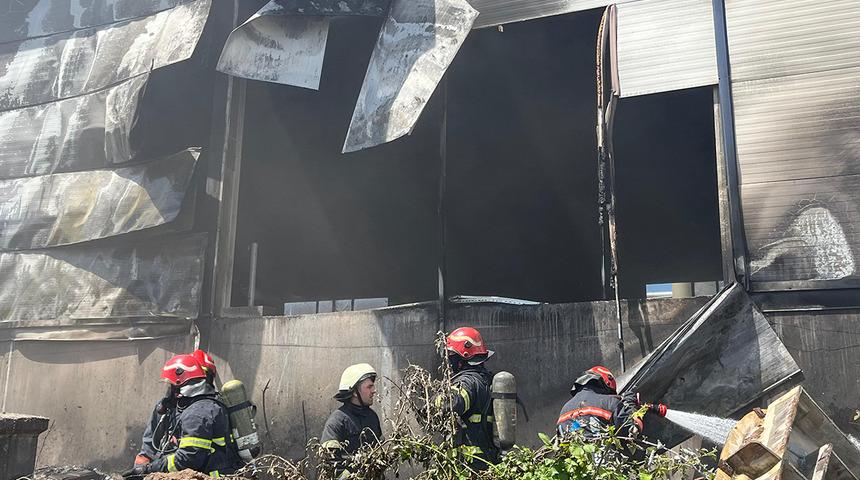 Sakarya'da korkutan yangın! Kontrplak üretim tesisi alevlere teslim oldu
