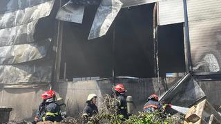 Sakarya'da korkutan yangın! Kontrplak üretim tesisi alevlere teslim oldu