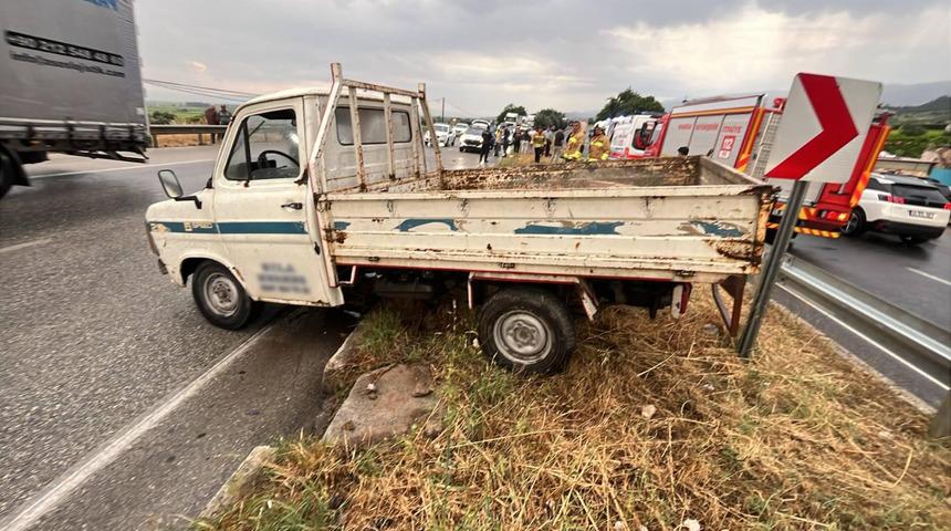Manisa'da feci kaza! Kamyonet refüje çarptı, içindeki yolcu hayatını kaybetti