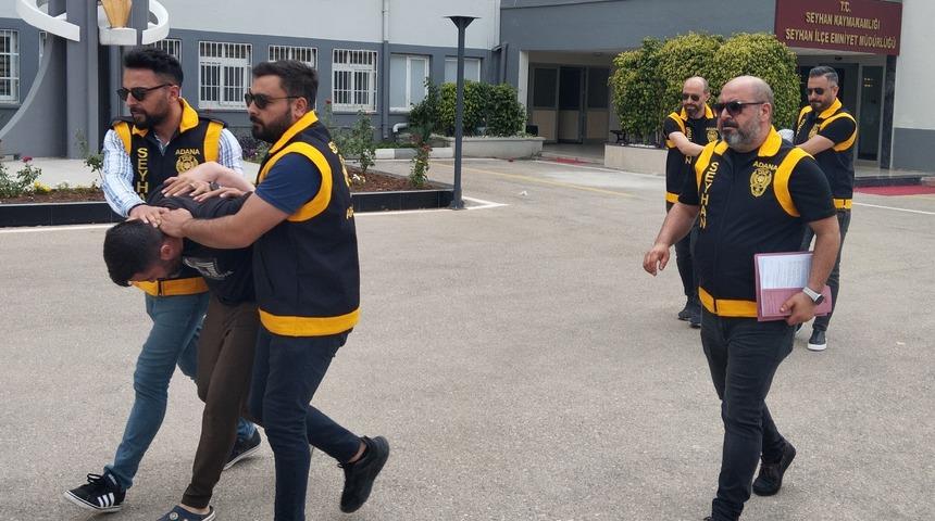 Adana'da silah ele geçirilen evdeki 3 kardeş gözaltına alındı