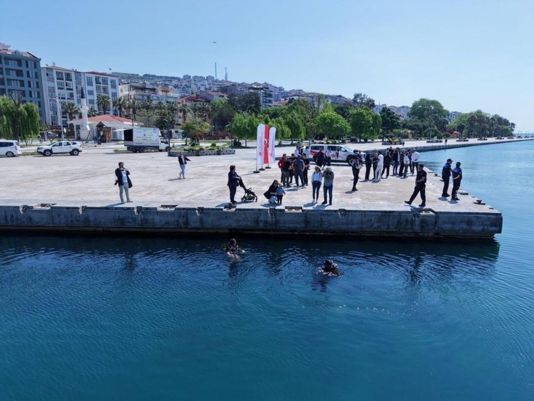 Denizin dibinden çıkarıldı: Takma diş, cam şişe, cep telefonu ve atık malzemeler 1