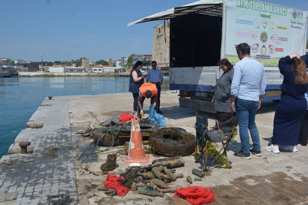 Denizin dibinden çıkarıldı: Takma diş, cam şişe, cep telefonu ve atık malzemeler 2