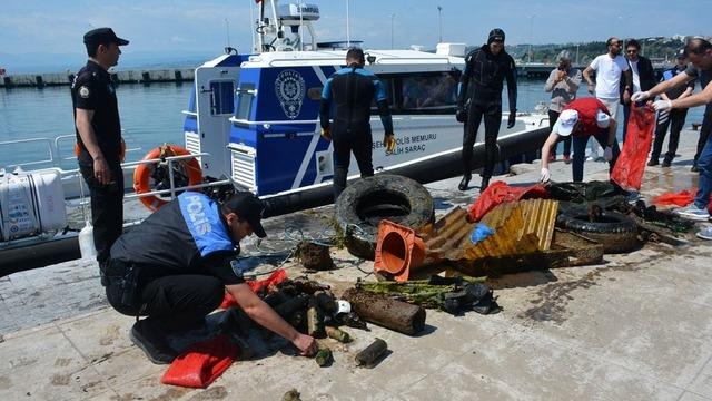 Denizin dibinden çıkarıldı: Takma diş, cam şişe, cep telefonu ve atık malzemeler