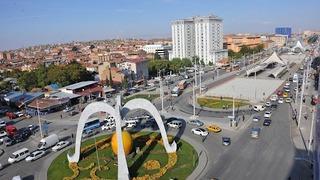 Doğanşehir’de tanker tarlaya devrildi, sürücü yaralandı 