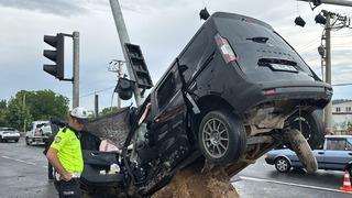 Sinyalizasyon direğine çarpan hafif ticari aracın sürücüsü öldü, 3 yaralı