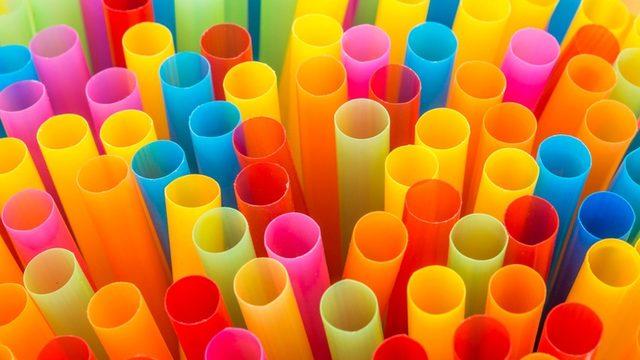 Zararları öyle büyük ki, plastik pipetleri yasaklıyorlar