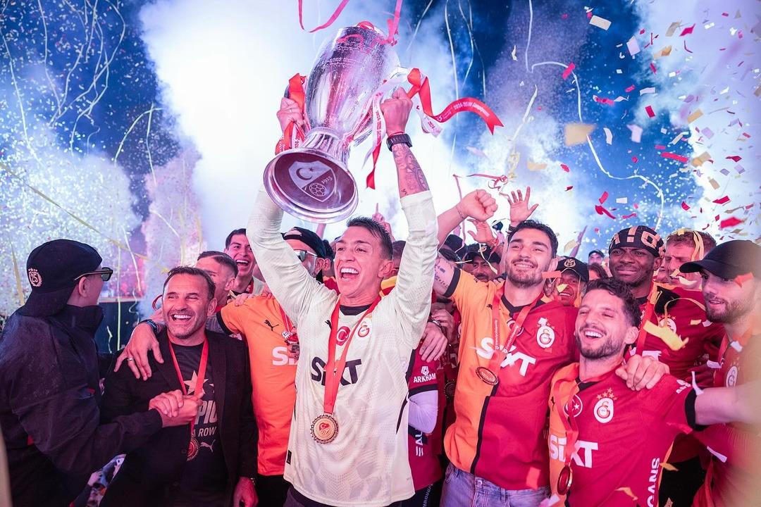 Fernando Muslera ve Mertens e duygusal veda! Tribünlerde gözyaşları sel oldu, bir devir sona erdi... 10