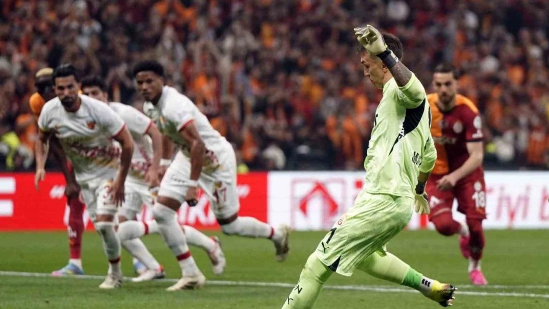 Fernando Muslera ve Mertens e duygusal veda! Tribünlerde gözyaşları sel oldu, bir devir sona erdi... 11
