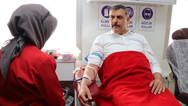Türk Kızılayın altın madalyalı bağışçısı Erzurum Valisi Çiftçi, 43. kez kan verdi
