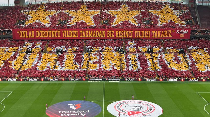 Galatasaray tribünlerinden Fenerbahçe ve Jose Mourinho'ya göndermeli koreografi!
