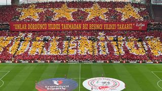 Galatasaray tribünlerinden Fenerbahçe ve Jose Mourinho'ya göndermeli koreografi!