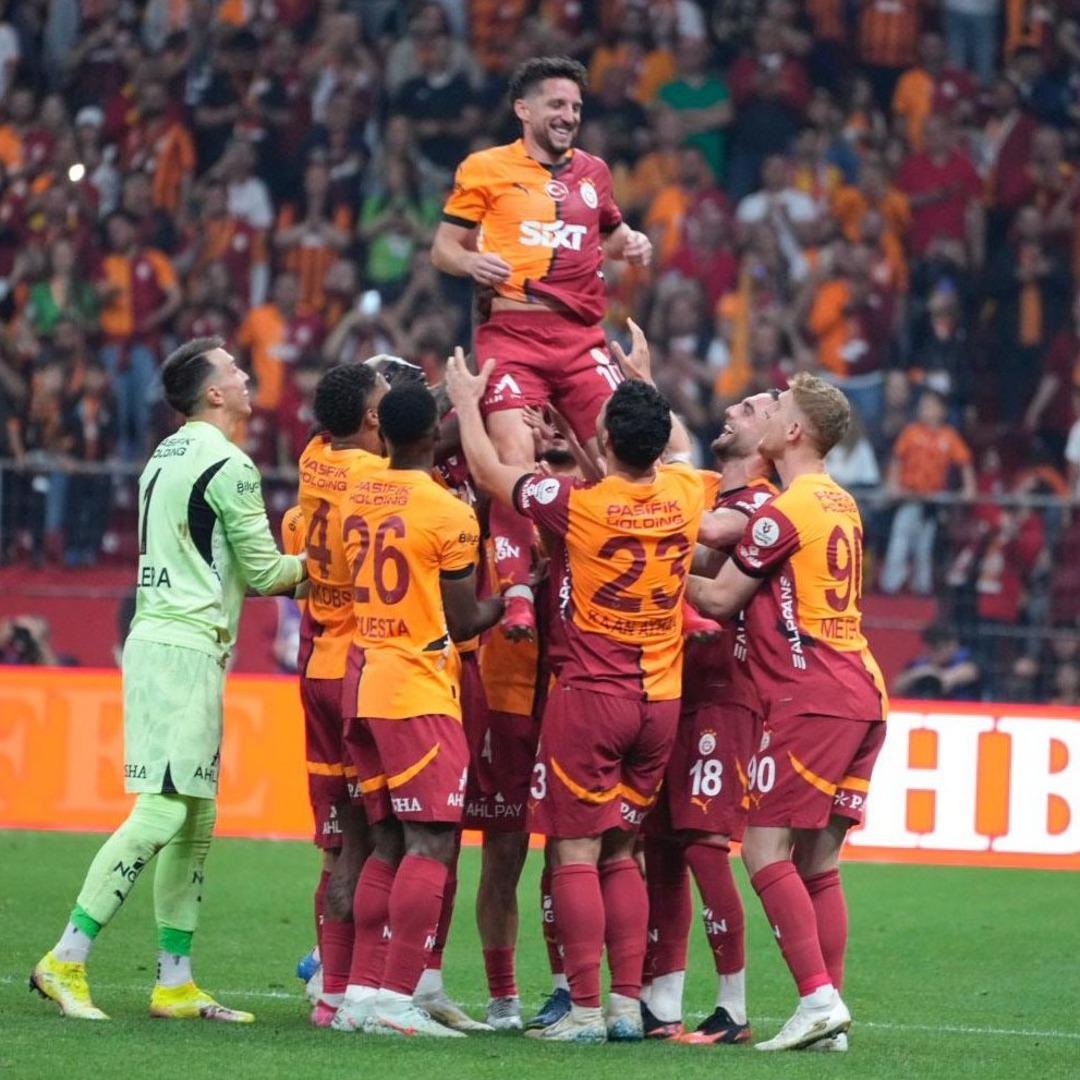 Fernando Muslera ve Mertens e duygusal veda! Tribünlerde gözyaşları sel oldu, bir devir sona erdi... 4