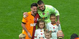 Fernando Muslera ve Mertens'e duygusal veda! Tribünlerde gözyaşları sel oldu, bir devir sona erdi...