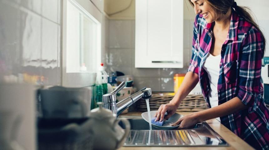 Elde mi, makinede mi yıkamalıyız! Hangisi daha sağlıklı