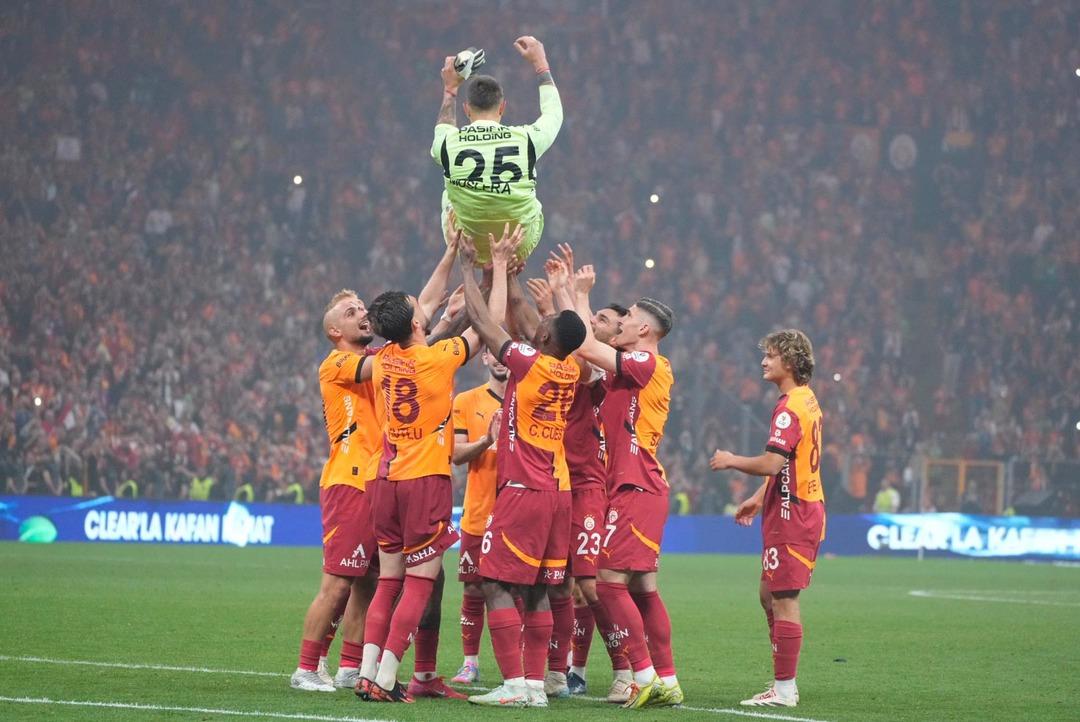 Fernando Muslera ve Mertens e duygusal veda! Tribünlerde gözyaşları sel oldu, bir devir sona erdi... 3