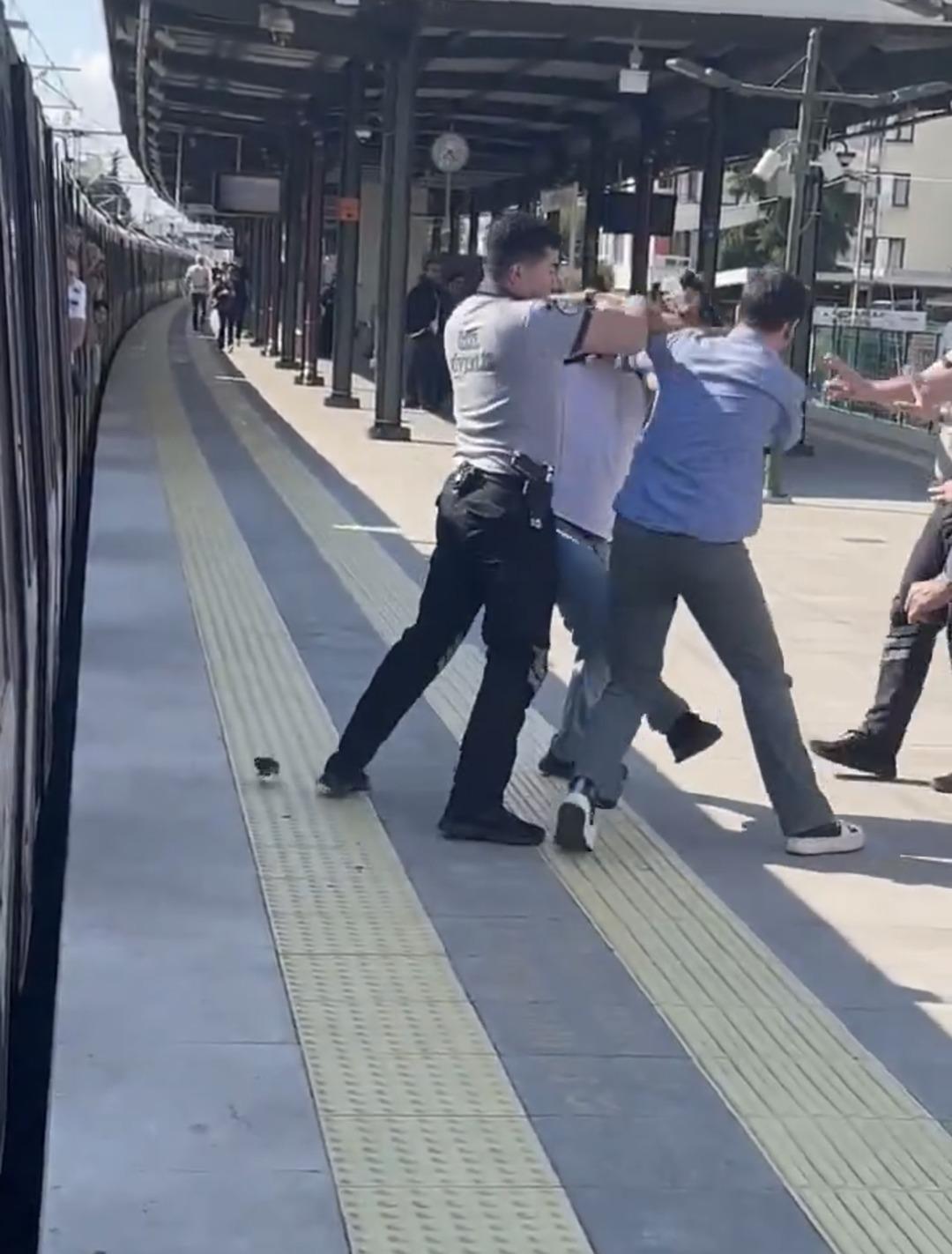 Marmaray da yaşananlar Türkiye nin gündemine oturmuştu! Öfkenin merkezi:  Mavi gömlekli çocuk  4