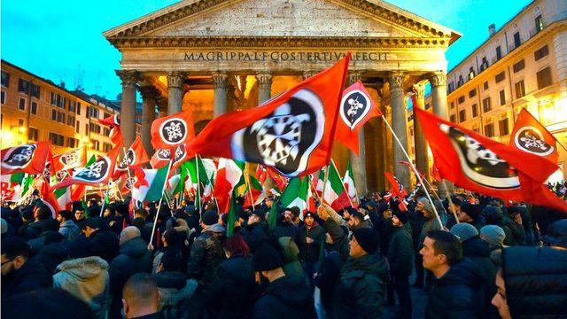 CasaPound destekçileri Roma'daki Pantheon meydanında miting yaptı, 1 Mart.