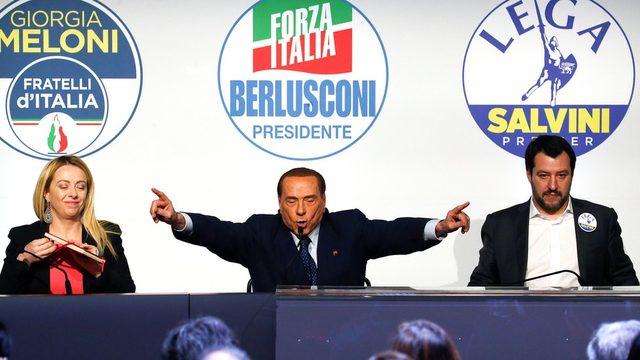 Silvio Berlusconi (ortada)