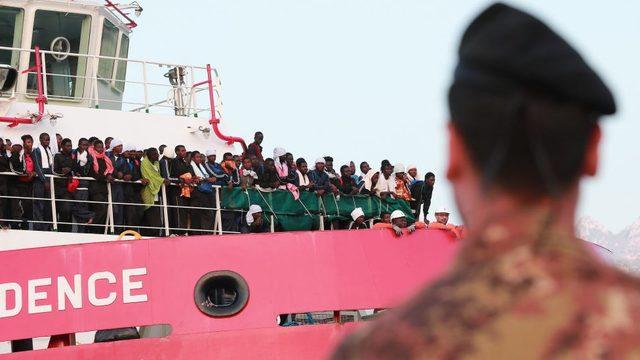 Denizden kurtarılan göçmenleri taşıyan bir gemi İtalya'nın Salerno limanına yanaşıyor.