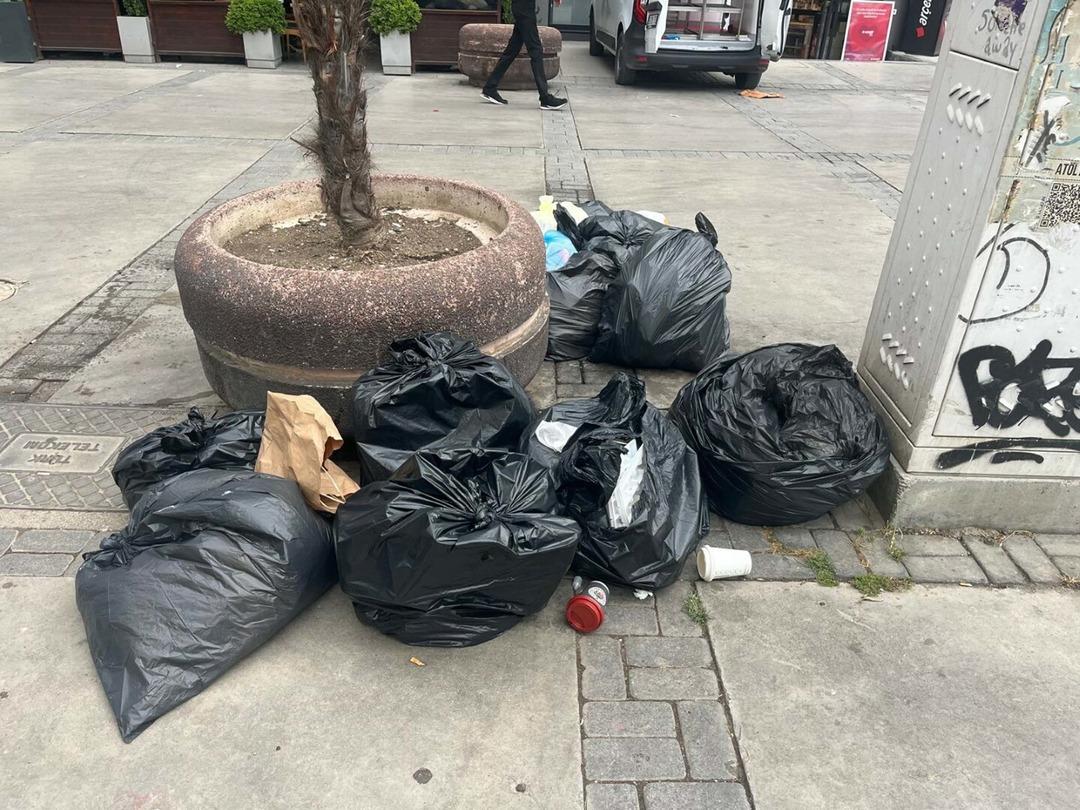 İzmir deki grevde üçüncü gün! Ulaşım durma noktasında, çöp yığınları her yerde... Belediye Başkanı Cemil Tugay dan çağrı! 11