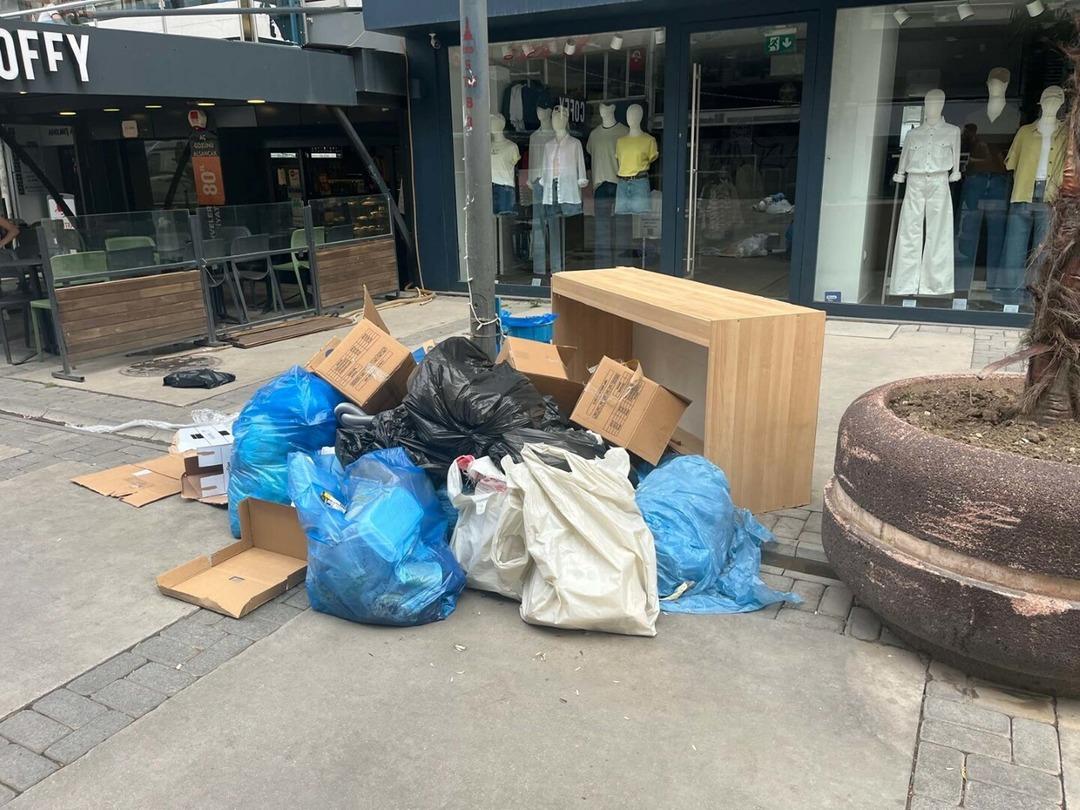 İzmir deki grevde üçüncü gün! Ulaşım durma noktasında, çöp yığınları her yerde... Belediye Başkanı Cemil Tugay dan çağrı! 10