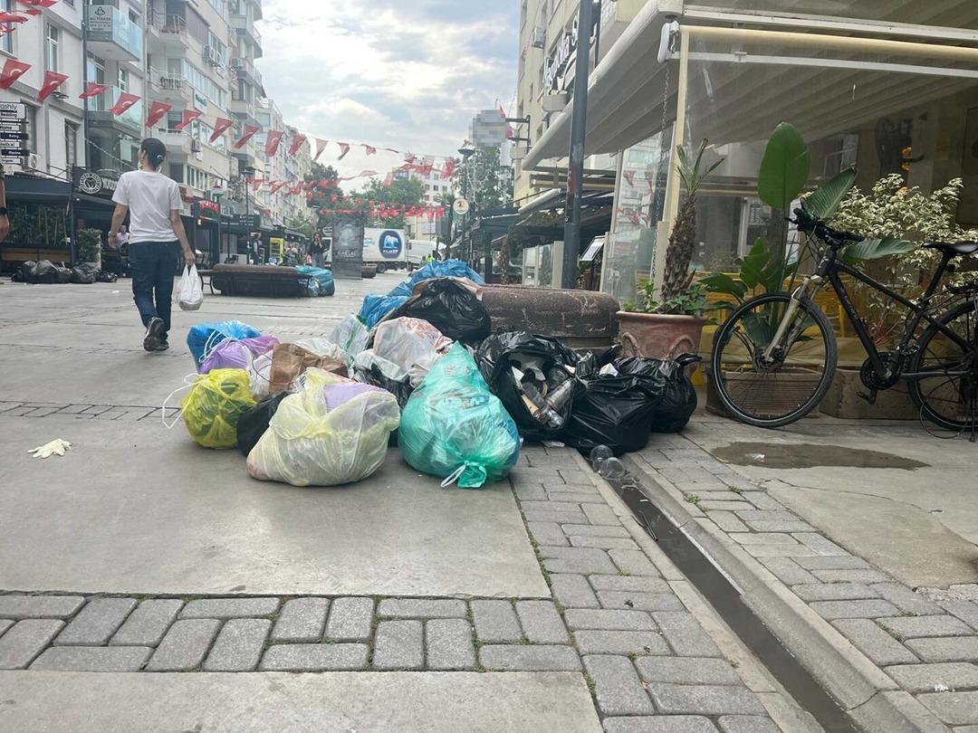 İzmir deki grevde üçüncü gün! Ulaşım durma noktasında, çöp yığınları her yerde... Belediye Başkanı Cemil Tugay dan çağrı! 9