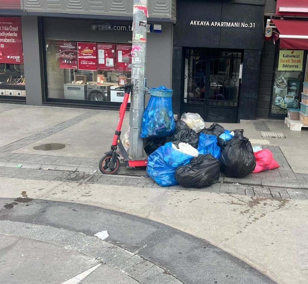 İzmir deki grevde üçüncü gün! Ulaşım durma noktasında, çöp yığınları her yerde... Belediye Başkanı Cemil Tugay dan çağrı! 8