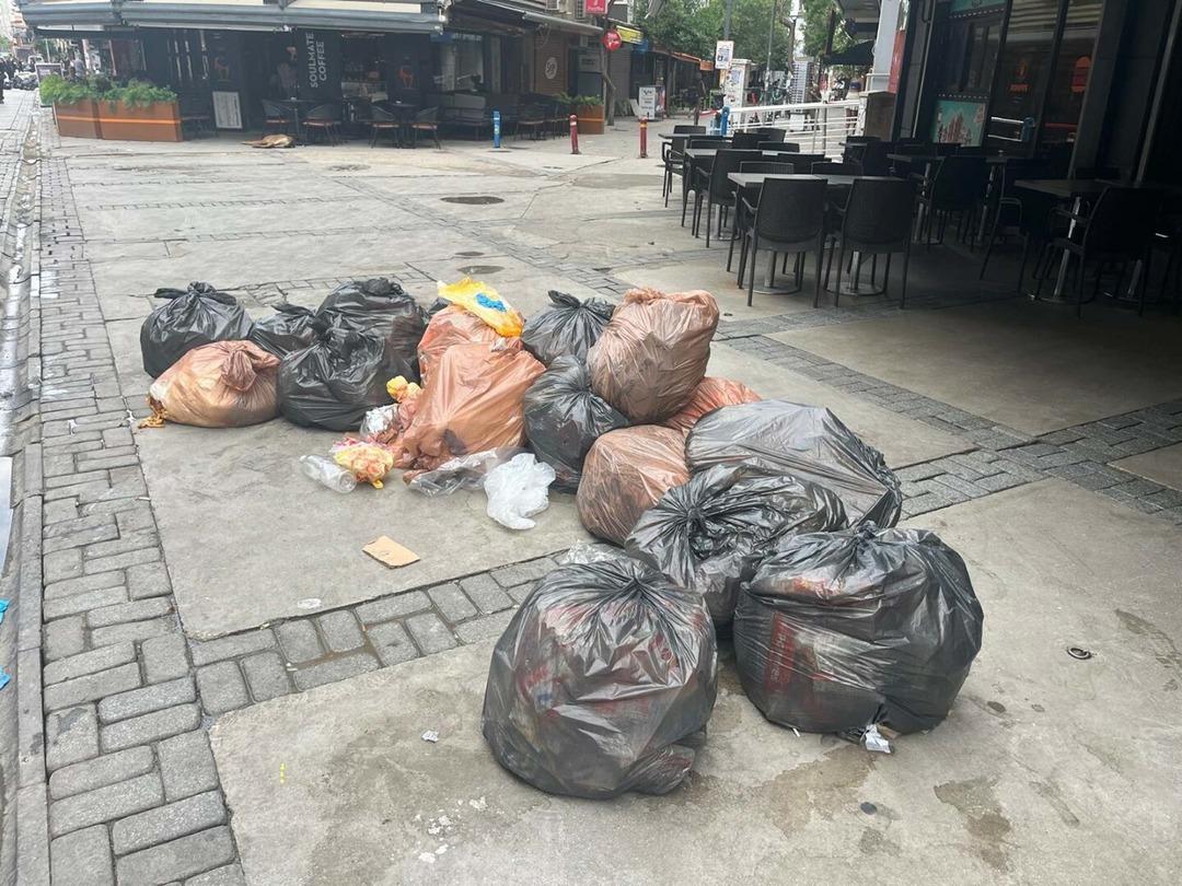 İzmir deki grevde üçüncü gün! Ulaşım durma noktasında, çöp yığınları her yerde... Belediye Başkanı Cemil Tugay dan çağrı! 7