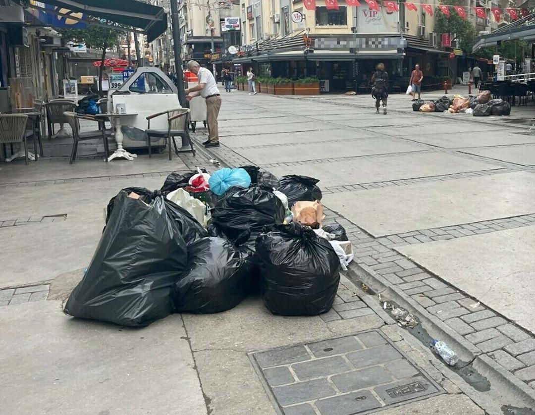 İzmir deki grevde üçüncü gün! Ulaşım durma noktasında, çöp yığınları her yerde... Belediye Başkanı Cemil Tugay dan çağrı! 6