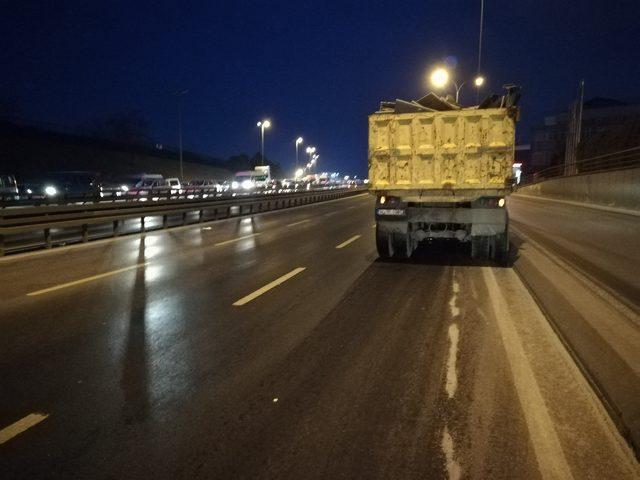 Kamyonda yüklü trafo yola devrilince D-100'de trafik durdu