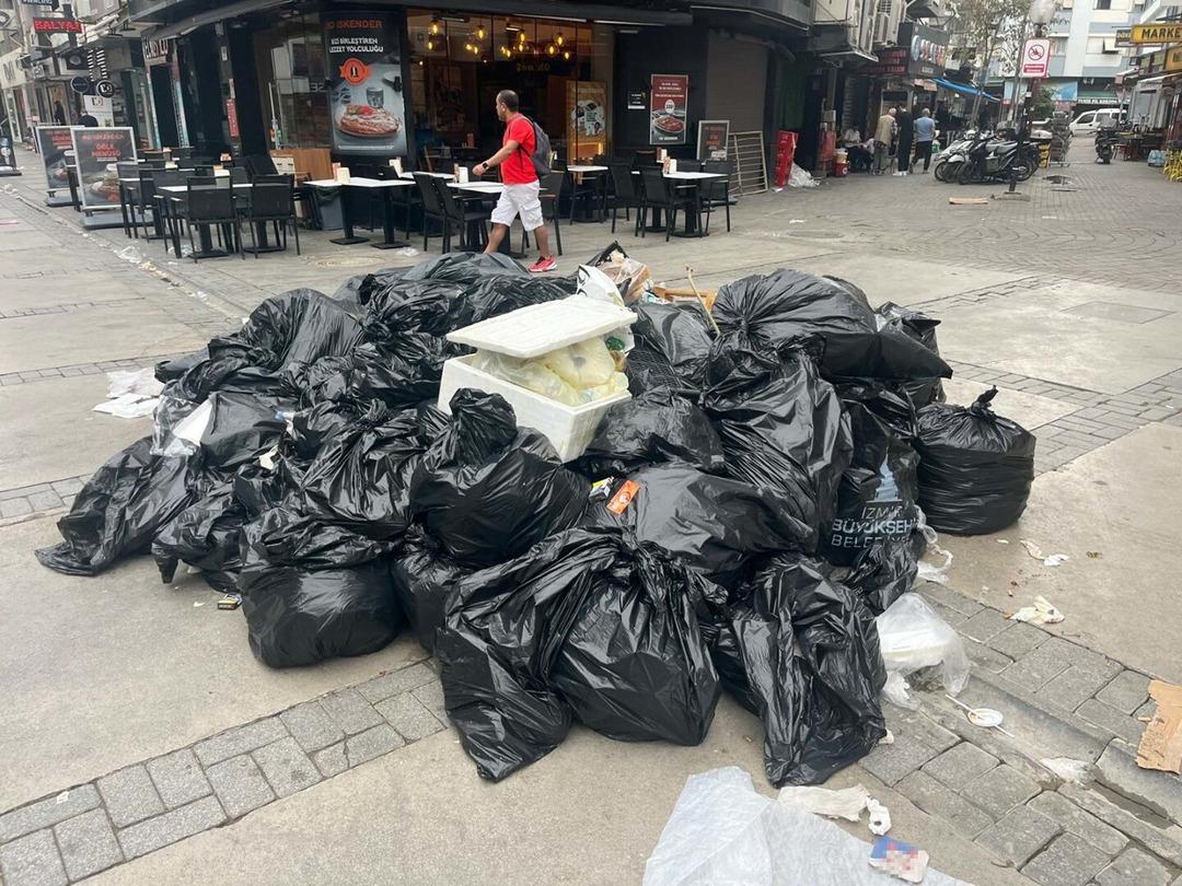 İzmir deki grevde üçüncü gün! Ulaşım durma noktasında, çöp yığınları her yerde... Belediye Başkanı Cemil Tugay dan çağrı! 5