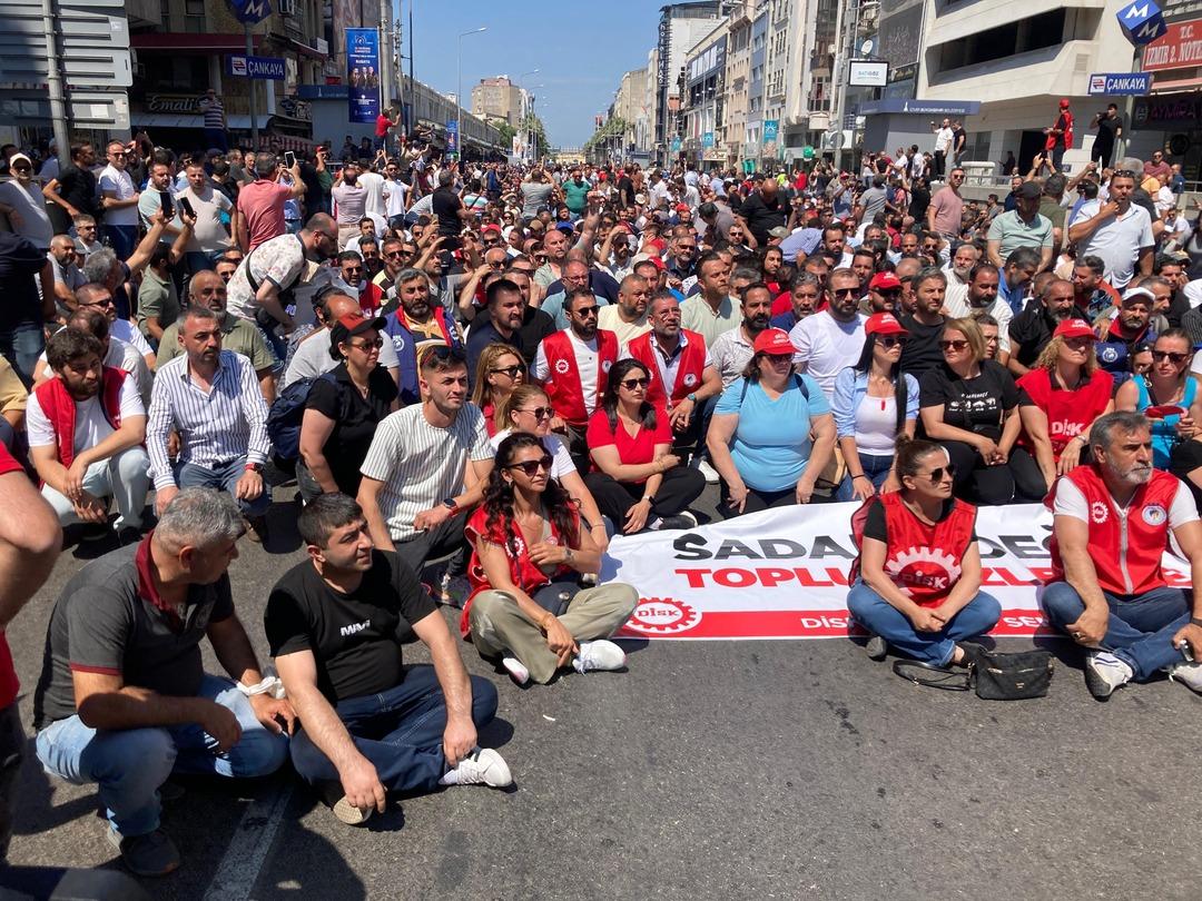 İzmir deki grevde üçüncü gün! Ulaşım durma noktasında, çöp yığınları her yerde... Belediye Başkanı Cemil Tugay dan çağrı! 1