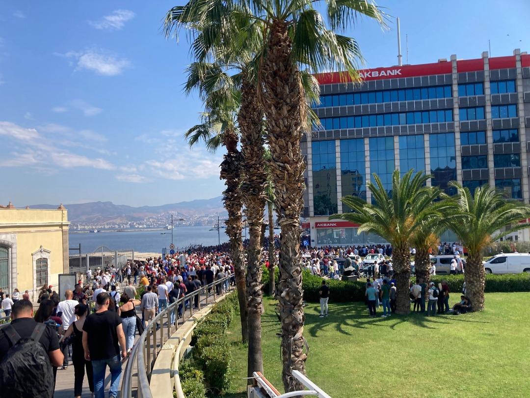 İzmir deki grevde üçüncü gün! Ulaşım durma noktasında, çöp yığınları her yerde... Belediye Başkanı Cemil Tugay dan çağrı! 2