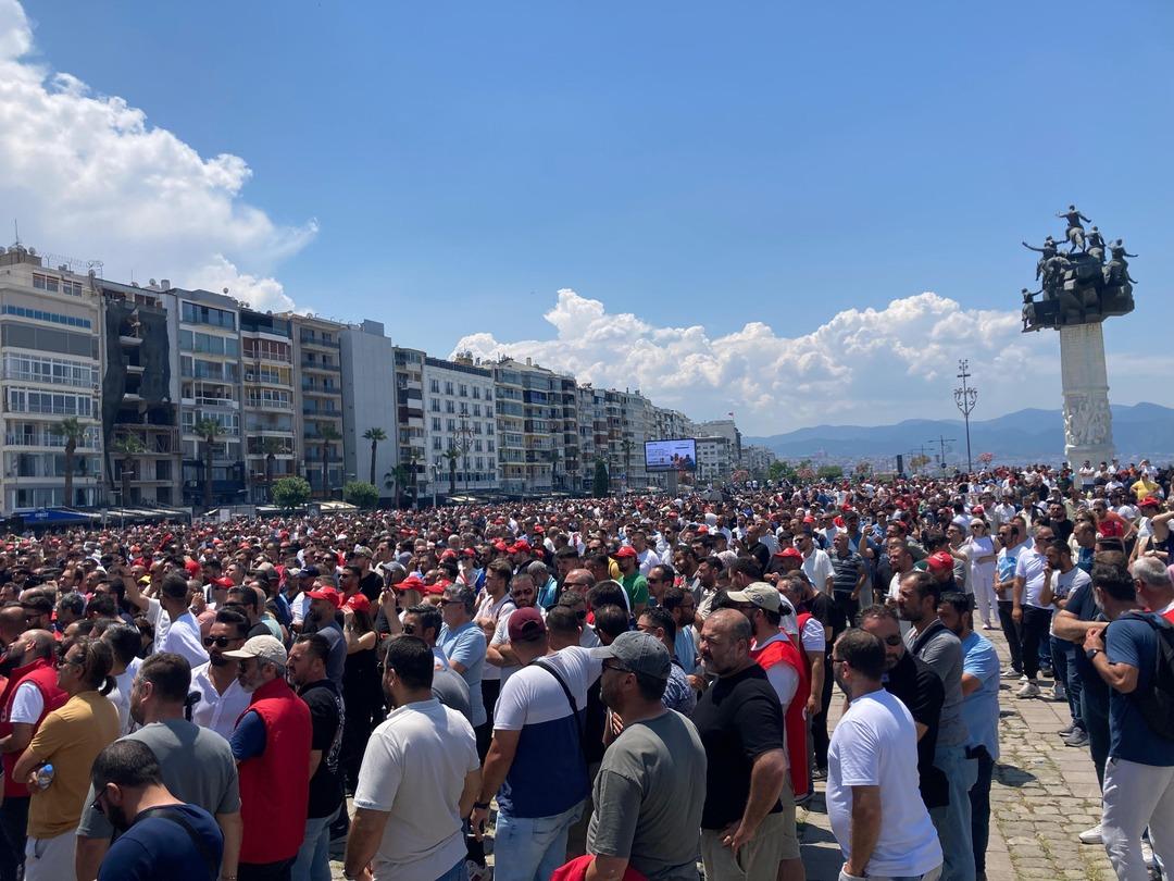 İzmir deki grevde üçüncü gün! Ulaşım durma noktasında, çöp yığınları her yerde... Belediye Başkanı Cemil Tugay dan çağrı! 4