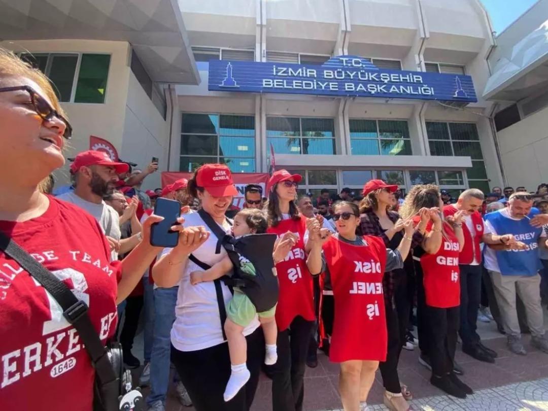 İzmir deki grevde üçüncü gün! Ulaşım durma noktasında, çöp yığınları her yerde... Belediye Başkanı Cemil Tugay dan çağrı! 12