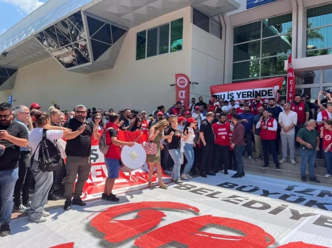 İzmir deki grevde üçüncü gün! Ulaşım durma noktasında, çöp yığınları her yerde... Belediye Başkanı Cemil Tugay dan çağrı! 13