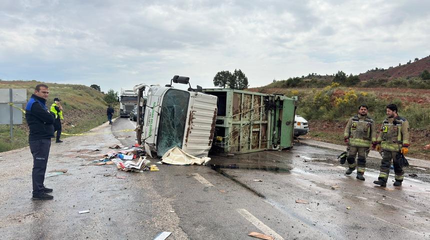 Belediyenin çöp kamyonu devrildi; 1 ölü, 1 yaralı