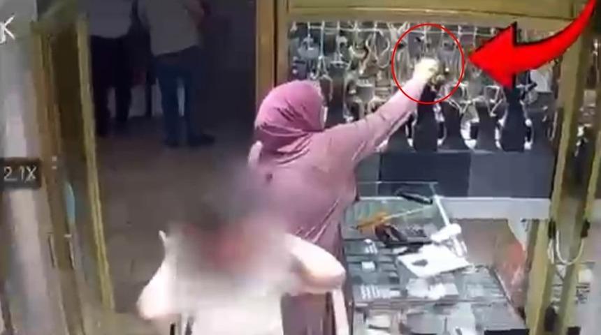 Müşteri gibi geldi, vitrinde asılı olan bilekliği böyle çaldı!