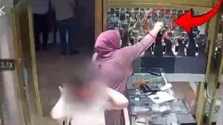 Müşteri gibi geldi, vitrinde asılı olan bilekliği böyle çaldı!