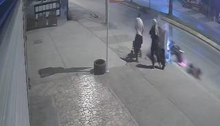 Motosikletli kaldırımdaki panoya çarpıp savruldu! Bebekleriyle yürüyen aile kazadan kıl payı kurtuldu