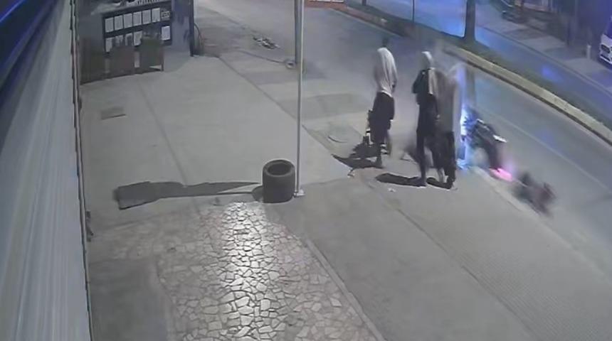 Motosikletli kaldırımdaki panoya çarpıp savruldu! Bebekleriyle yürüyen aile kazadan kıl payı kurtuldu