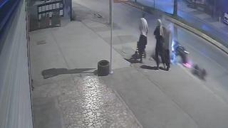 Motosikletli kaldırımdaki panoya çarpıp savruldu! Bebekleriyle yürüyen aile kazadan kıl payı kurtuldu