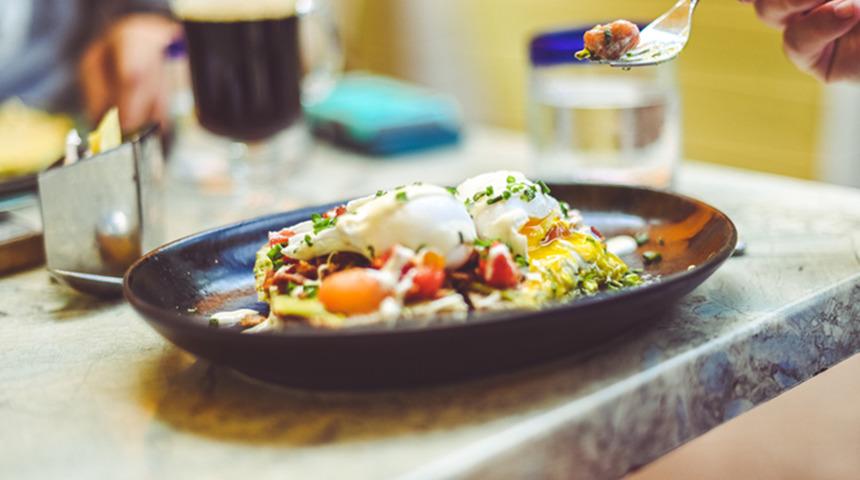 İş yerinde yenmemesi gereken 10 yemek: Görgü uzmanından öneriler: “Ofiste konuşulmayan kurallar var"